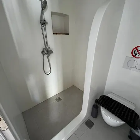 Mazi Stin Io Nyaraló